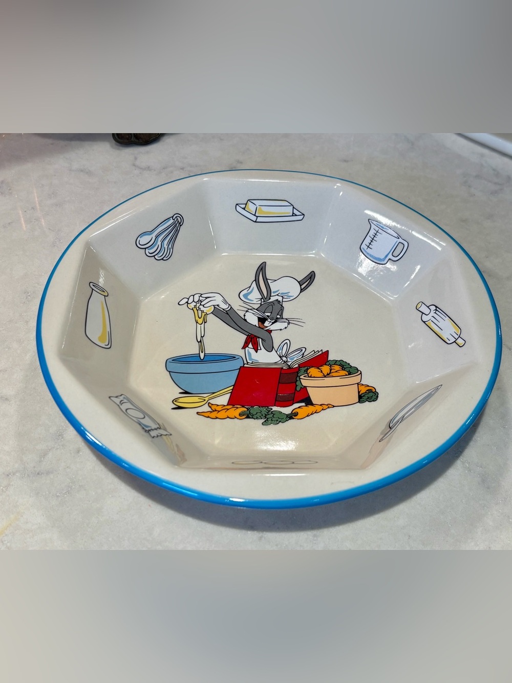 Bugs Bunny Looney Tunes 10 inch ceramic pie plate